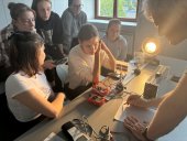 Žáci v předmětu ZPV provádějí laboratorní práce z fyziky mikrosvěta za pomoci pracovníků z VUT v Brně