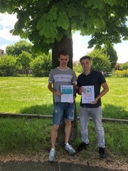 Vítězslav Havlíček a Lukáš Jan s diplomy obdrženými za své práce v rámci středoškolské odborné činnosti (SOČ).