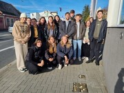 Třída 4. C čistila kameny zmizelých, tzv. Stolpersteine