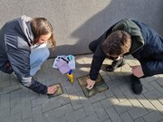 Třída 4. C čistila kameny zmizelých, tzv. Stolpersteine